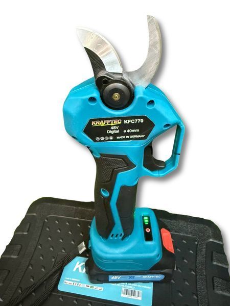 Секатор для дерев Krafftec 48V з екраном акумуляторний для саду професійний до 35 мм з 2 АКБ у кейсі 3055097521 фото